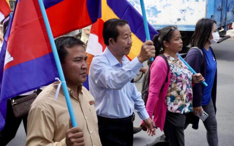 New Candlelight member Rong Chhun, blue shirt, marches with other teachers's association members in Phnom Penh on February 1, 2023. (Hean Rangsey/VOD)