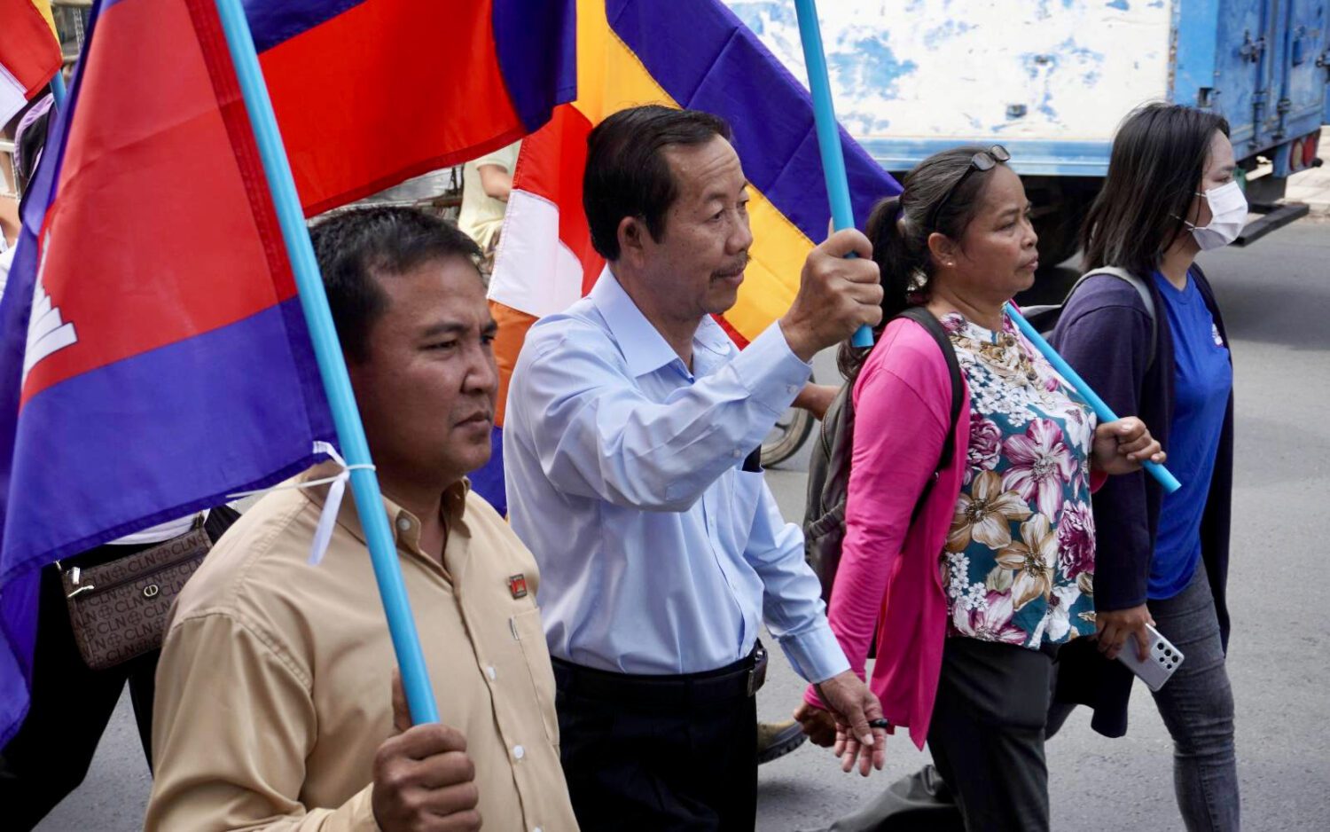 New Candlelight member Rong Chhun, blue shirt, marches with other teachers's association members in Phnom Penh on February 1, 2023. (Hean Rangsey/VOD)